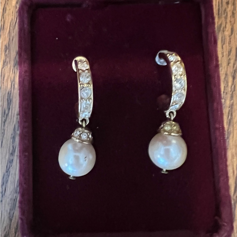 Richelieu vintage pearl and gold tone earrings